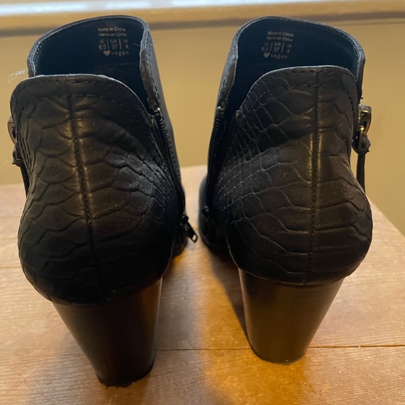 Call it Spring black heels. Womens size 6.5 - Picture 3 of 4